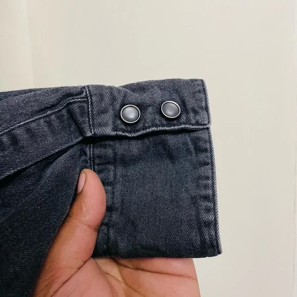 LEVI’S Authentic Charcoal black denim shirt for women’s - Picture 4 of 8